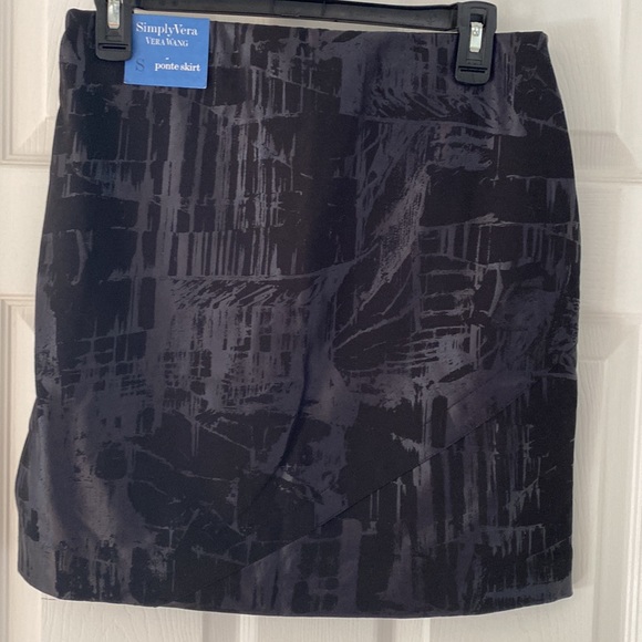 New grey foil ponte skirt-smoke free home - Picture 2 of 3